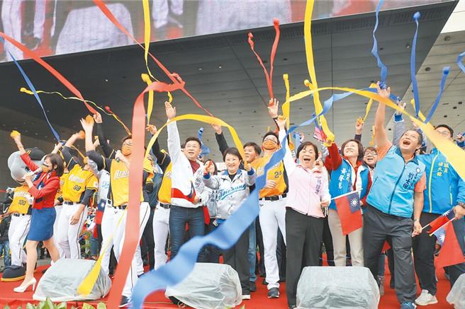 迎接2024年元旦，命理专家杨登嵙提供招财开运术，可参加升旗唱诵达到旺财效果。(本报资料照片)