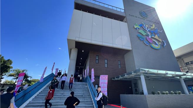 民进党台南市一选区立委候选人赖惠员31日上午在台南市新营区的台湾自来水公司员工训练园区，举办选举造势活动。（张毓翎摄）