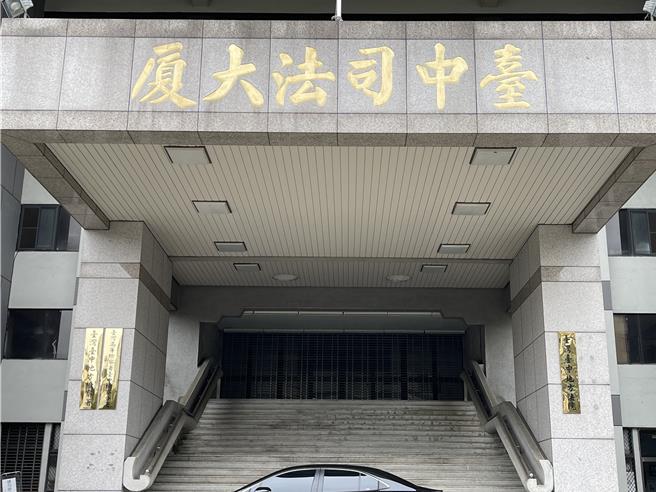 台中市林姓女騎士上班途中行經泥濘地自摔骨折，控現場未警示管理欠缺，請求國賠132萬多元，台中地院判賠台中市政府應給付71萬7183元，全案仍可上訴。。（王煌忠攝）