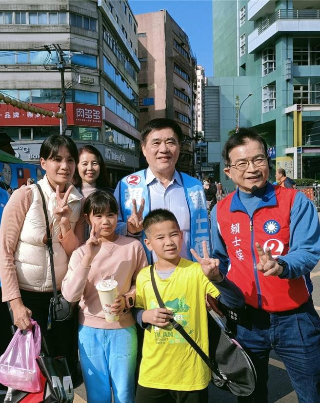 前台北市長郝龍斌31日陪同國民黨立委賴士葆至景美市場掃街拜票。（摘自郝龍斌臉書／劉彥宜台北傳真）