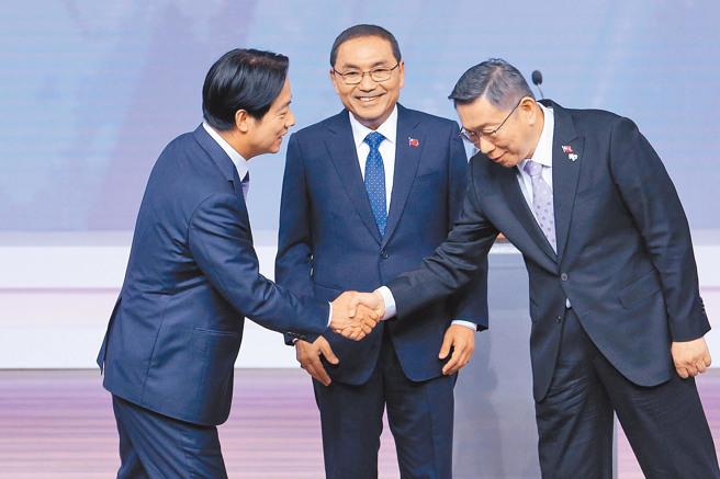 2024年总统大选总统候选人辩论会30日举行，图为民进党总统候选人赖清德（左起）、国民党总统候选人侯友宜、民眾党总统候选人柯文哲在辩论会前合影。（资料照，黄世麒摄）