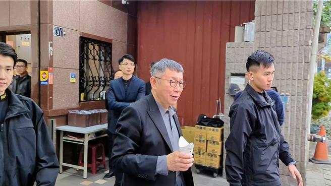 民眾黨總統候選人柯文哲（中）31日下午赴基隆向基隆市長謝國樑父親的靈堂獻花致意。問及基隆市安樂區主任劉韋巡退黨一事，他不發一語，快步上車離去。（張志康攝）