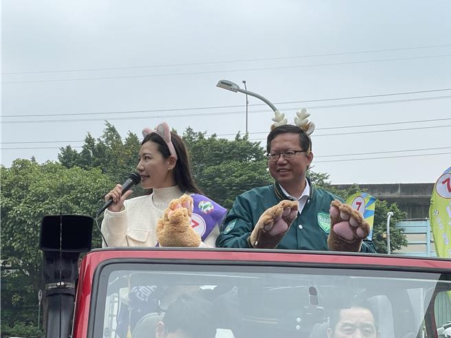 台北市民進黨中正、萬華立委候選人吳沛憶今找來行政院副院長鄭文燦一起車掃萬華區。（蔡佩珈攝）