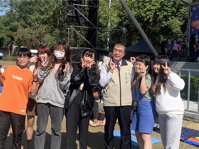台南跨年晚會今天晚間在安平區的永華市政中心及新營區的南瀛綠都心公園兩地分頭開唱，台南市長黃偉哲（右三）中午先前往南灜綠都心視察，也來者不拒、與民眾開心合照。（台南市政府提供／張毓翎台南傳真）