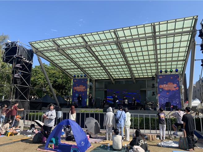 台南市新營區南瀛綠都心公園的跨年晚會會場，已湧入不少歌迷前來卡位。（台南市政府提供／張毓翎台南傳真）