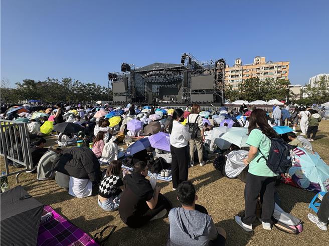 台南好YOUNG跨年晚會今天晚間6點在市府永華市政中心登場，中午時分多組藝人現場彩排時，台下即已聚集近千歌迷，頂著烈日當空、撐著傘，為喜愛的藝人應援，氣氛十分熱鬧。（市府提供／洪榮志台南傳真）