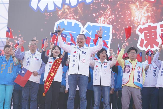 谢衣鳯（后排左三）的弟弟过去挺郭的彰化县议长谢典林（后排右二），在日前宣布挺侯后，首度与侯友宜（前排中）同匡。（吴建辉摄）