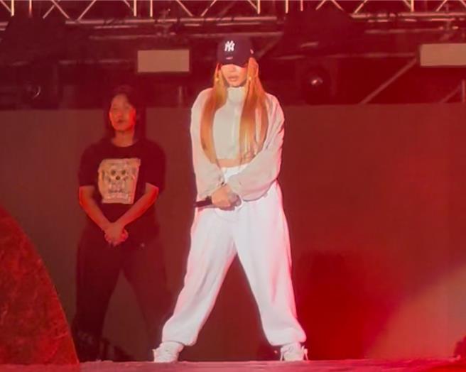 Jessi彩排現場超有魅力，將在跨年夜帶來近40分鐘的演出。（粉絲提供）