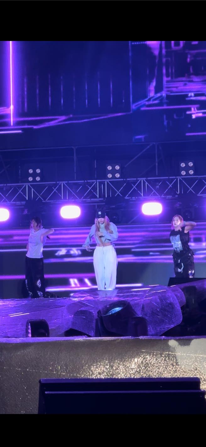 Jessi從韓國帶來多位舞者跟工作人員一起表演。（粉絲提供）