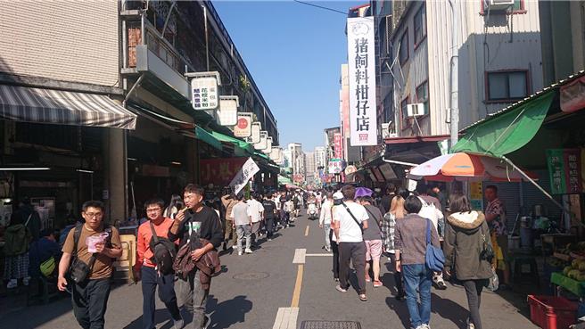 台南市2023年最後一天，國華商圈湧現觀光跨年人潮。（程炳璋攝）