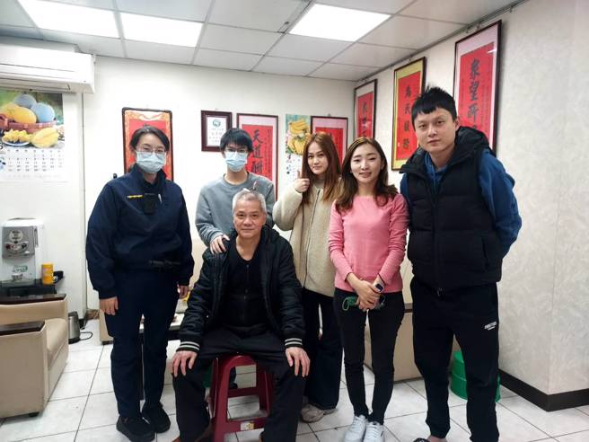 老翁出院特別送水果感謝里長跟警員。（警方提供）