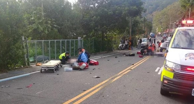 夫妻遭轎車撞飛，兩人倒地無呼吸脈搏，由救護人員搶救後送醫。（翻攝畫面）