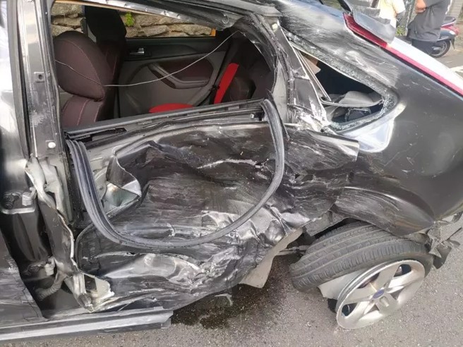 失控的轎車嚴重變形。（翻攝畫面）