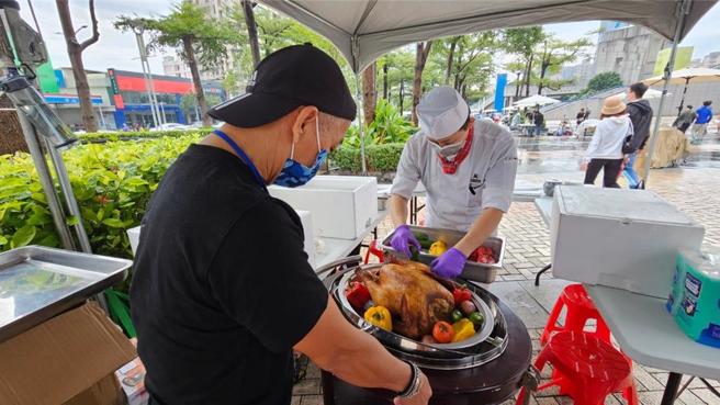 中華民國養火雞協會今（30）日特別選在高雄漢神巨蛋購物中心戶外廣場舉辦推廣活動，提供民眾限量烤火雞肉試吃、趣味闖關拿好禮，希望國產火雞肉能成為聚餐新寵。（柯宗緯翻攝）
