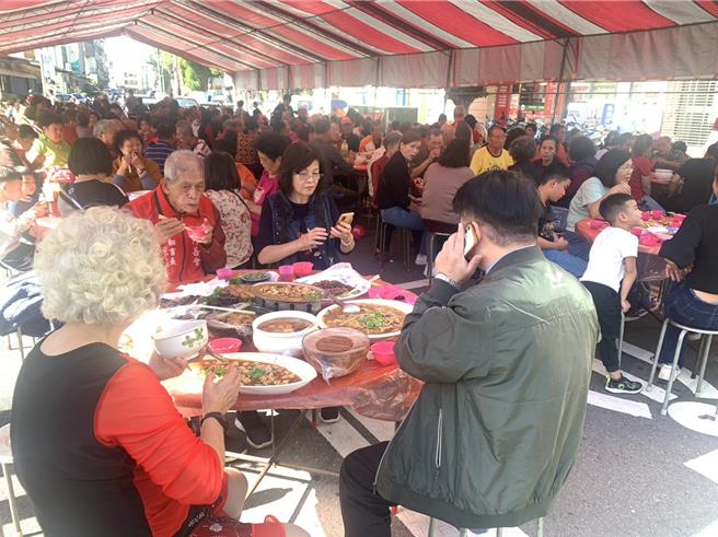 今年最後1天，竹山正覺寺舉行「寒士圍爐宴」活動，席開25桌宴請竹山鎮弱勢民眾提前圍爐吃大餐，展現社會溫暖的一面。曾雪蒨攝