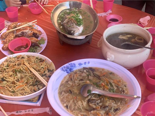 竹山正覺寺宴請竹山鎮經濟弱勢的寒士圍爐吃大餐，菜色澎派一點都不馬虎。曾雪蒨攝