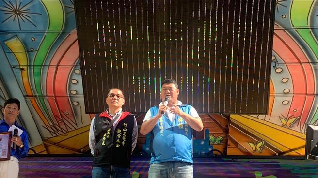 國民黨南投地二選區立委候選人游顥(右)以竹山人身分出席寒士圍爐活動，感謝竹山正覺寺持續幫助弱勢的用心與努力。曾雪蒨攝