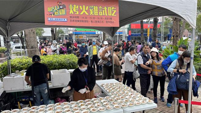 中華民國養火雞協會今（30）日特別選在高雄漢神巨蛋購物中心戶外廣場舉辦推廣活動，提供民眾限量烤火雞肉試吃、趣味闖關拿好禮，希望國產火雞肉能成為聚餐新寵。（柯宗緯翻攝）