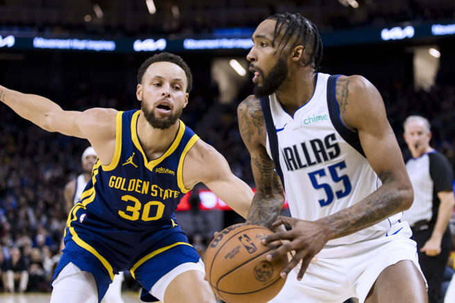 史蒂芬柯瑞（左）罕見向勇士高層喊話。（美聯社）