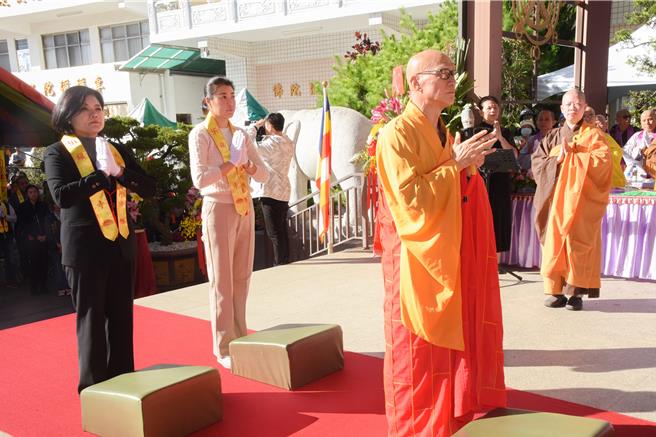 南投縣長許淑華(左二)與雲林縣長張麗善(左一)31日前往集集鎮國寺參加法會，為兩縣縣民祈福。南投縣政府提供