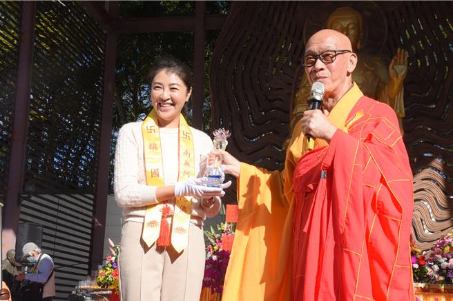 集集鎮國寺廣心上人今天偕同縣長許淑華禮佛，並頒贈「悲願宏深、功在南投」紀念座給許淑華感謝她對社會的奉獻與關懷。南投縣政府提供