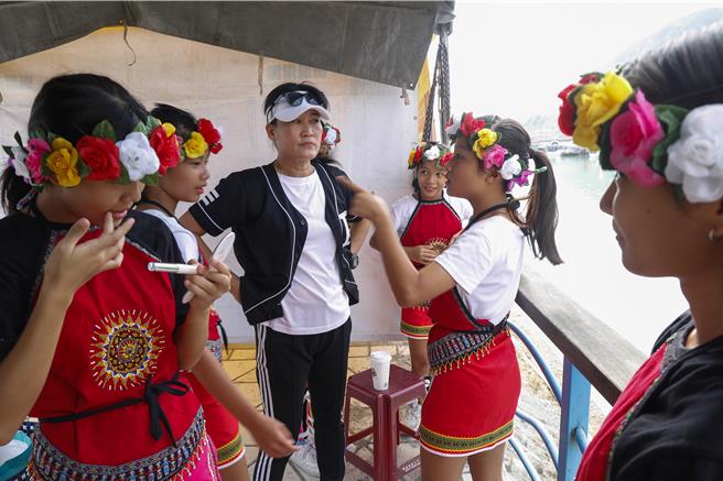 台东都兰部落的小花老师，自掏腰包成立薪传舞团，为部落孩子教舞、办文化训练，只为传承族群文化。（黄子明摄）