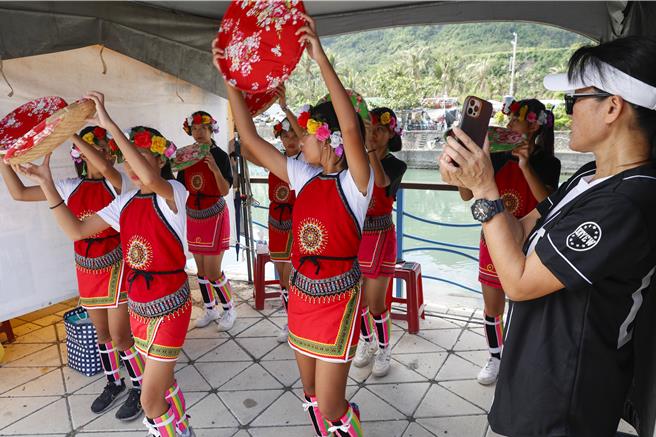 台东都兰部落的小花老师带领部落薪传舞团孩子，在台湾国际衝浪公开赛开幕式演出，演出前他们仍继续排练。（黄子明摄）