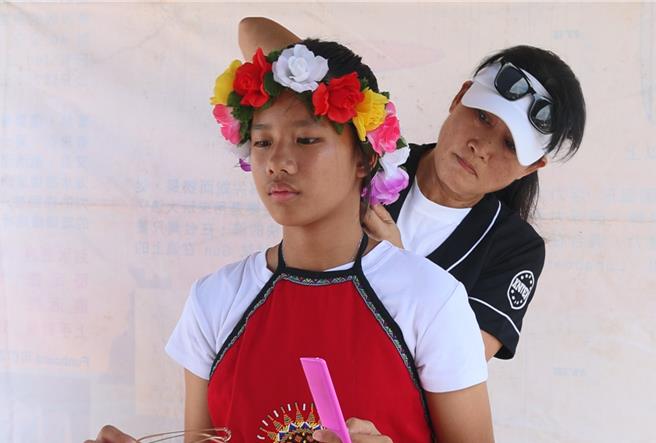 台东都兰部落的小花老师，自掏腰包成立薪传舞团，除了教导部落孩子学习舞蹈和传统文化，在生活上也非常照顾他们。（黄子明摄）