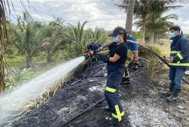 台东都兰部落的小花老师在储蓄互助社上班，还身兼许多义务工作，她加入义消8年，救灾、山难、水上勤务几不缺席，只为保护部落安全。（都兰消防分队林义云提供）