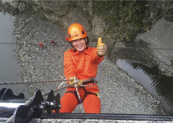 台东都兰部落的小花老师在当地身兼许多义务工作，她加入义消8年，救灾、山难、水上勤务几不缺席，曾接受消防专业训练。 （都兰消防分队林义云提供）