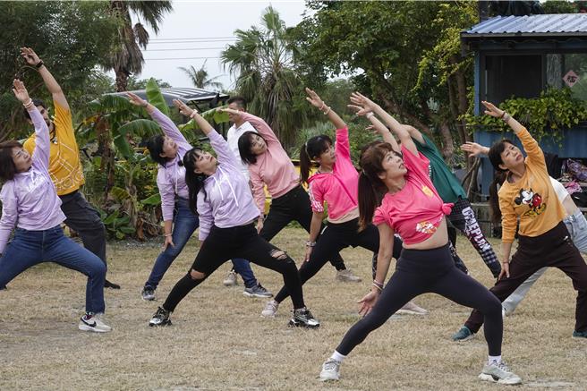 参加「爱在都兰」公益行脚活动的来宾一早聚集广场运动，他们都是为了支持都兰部落小花老师及薪传舞团孩子而来。（黄子明摄）