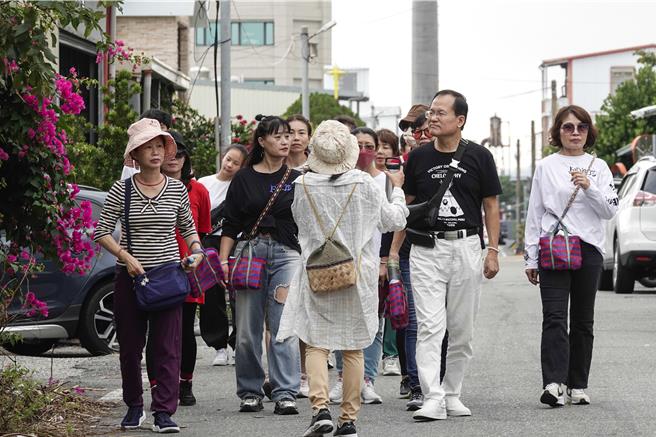 一群来自西岸各领域的人士，筹组「爱在都兰」行脚活动，透过走读都兰部落，由当地返乡青年带领认识当地文化。（黄子明摄）