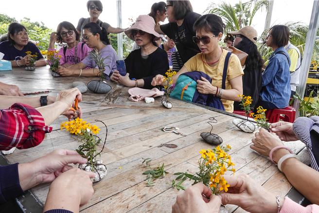 一群来自西岸各领域的人士在都兰学习金石编织手作小盆栽，他们参加「爱在都兰」行脚活动，透过走读都兰部落，体验当地文化，也共同捐输支持都兰部落小花老师及薪传舞团孩子。（黄子明摄）