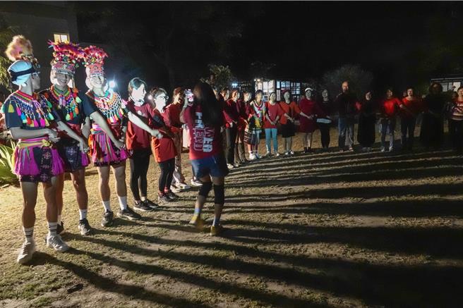 为感谢参加「爱在都兰」公益行脚活动的来宾，都兰「薪传舞团」孩子与族人，以当地生产的农产与海产烹调的盛宴招待，并与大家唱歌跳舞共度晚会。（黄子明摄）