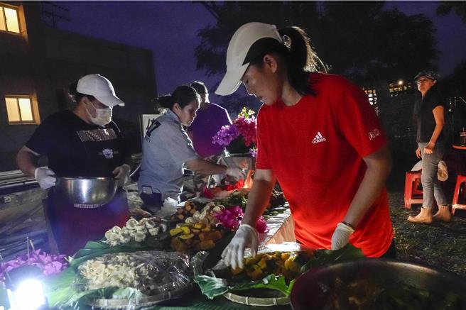 为感谢参加「爱在都兰」公益行脚活动的来宾，小花老师（前）亲自设计菜单，号召都兰55至60岁「拉赣骏」传统年龄阶层为主的族人准备盛宴。（黄子明摄）