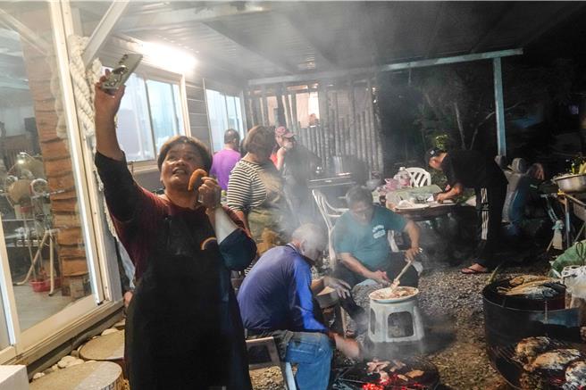 为感谢参加「爱在都兰」公益行脚活动的来宾，都兰55至60岁「拉赣骏」传统年龄阶层为主的族人，在小花号召下携手分工，以当地生产的农产与海产烹调盛宴。（黄子明摄）