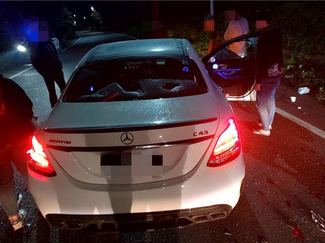 桃园市一群人共驾驶3辆车前往台东跨年，今（31日）凌晨1时许行经宜兰苏澳镇娜娘路时发生砸车纠纷。（警方提供／吴佩蓉宜兰传真）