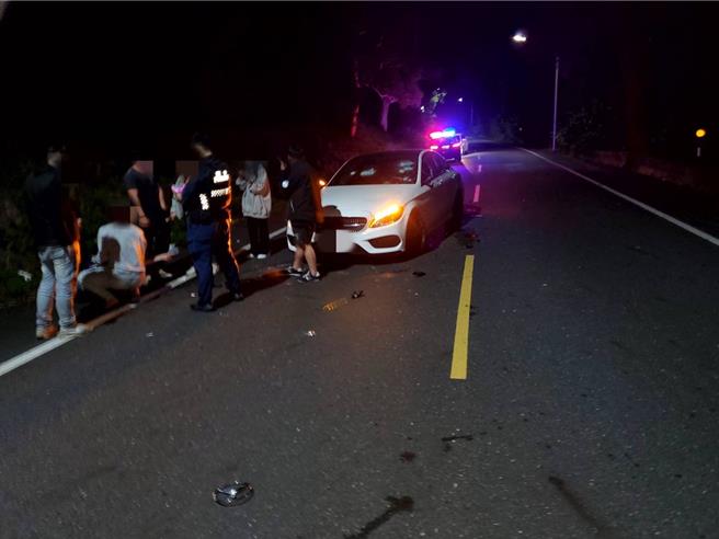 桃园市一群人共驾驶3辆车前往台东跨年，今（31日）凌晨1时许行经宜兰苏澳镇娜娘路时发生砸车纠纷。（警方提供／吴佩蓉宜兰传真）