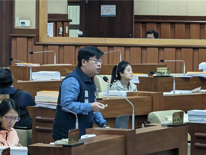 基隆市議員陳冠羽（中）表示，就職滿周年，他最有感的是在議會提出了青年「窮忙」的議題，希望執政者能夠重視。（張志康攝）