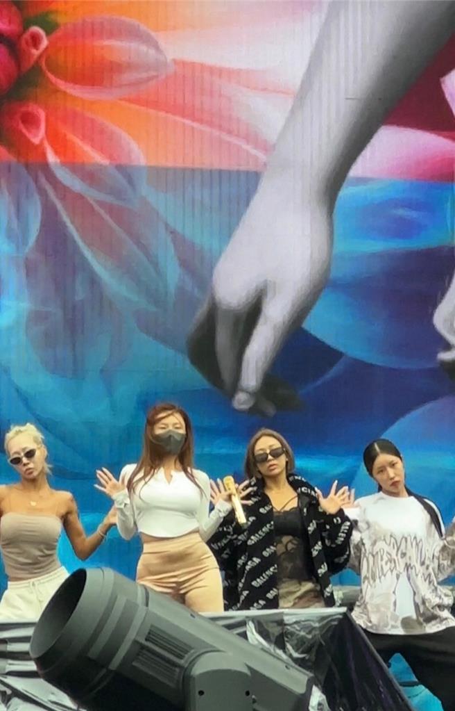 华莎（左二）带来动感魅力的演出。（读者提供）