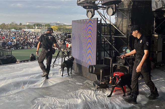 台中市跨年晚會31日在中央公園登場，台中市刑大警犬隊也出動2隻警犬到場協助偵爆、緝毒，將安全維護做到滴水不漏，萌犬展現英姿意外成為吸睛對象。（警方提供／王煌忠台中傳真）