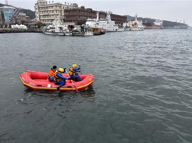 基隆市31日下午4時許，發生男子跳入基隆港內的事件，消防局幾經努力才將男子強制拖上岸，並送醫救治。（翻攝照片／張志康基隆報導）