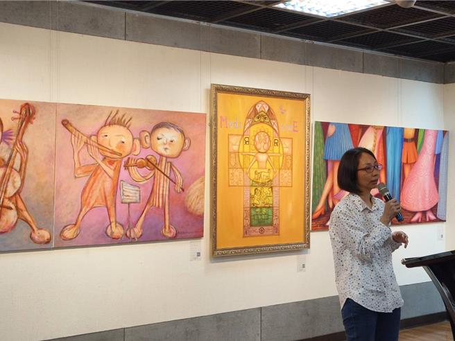 林信义医师油画展今天开幕，林育靖医师致词表达出父女亲情深笃。（廖素慧摄）