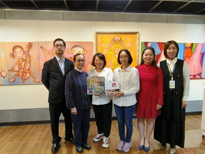 嘉义市长黄敏惠祝林信义医师早日康復再作画，并接受林信义家人赠画册及书。（廖素慧摄）