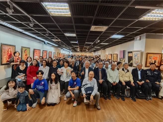 林信义医师画展今天开幕，市长黄敏惠与林信义家族、各界参观人士为林信义加油。（廖素慧摄）