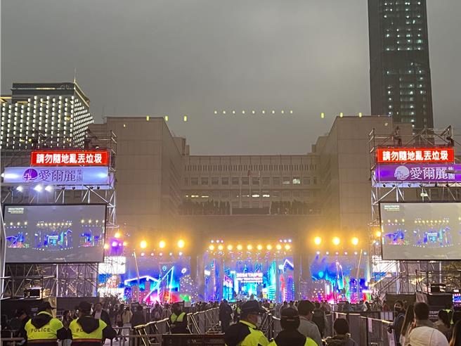 台北市跨年晚會今夜登場，表演還沒開始就已經有許多民眾湧入卡位。（蔡宗穎攝）