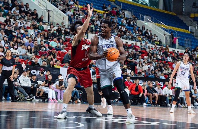 威廉斯(右)31日交出32分、11篮板的双十演出。(台啤云豹提供)