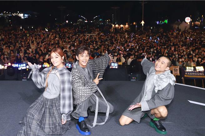 浩角翔起和莎莎一起主持2024高雄跨年晚会。（民视提供）