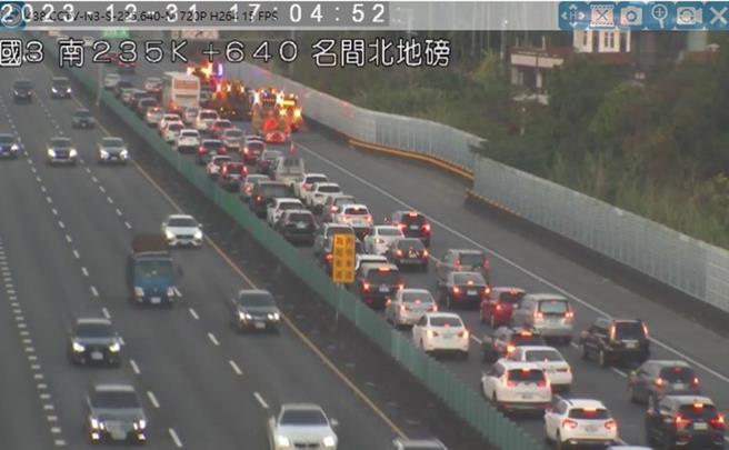 12月31日下午國3北向235.1公里處發生4輛小客車追撞事故，造成後方車流回堵5公里。（高公局提供／蔡亞樺台北傳真）
