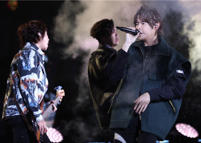 阿璞（右）再談人生大事。（陳俊吉攝）